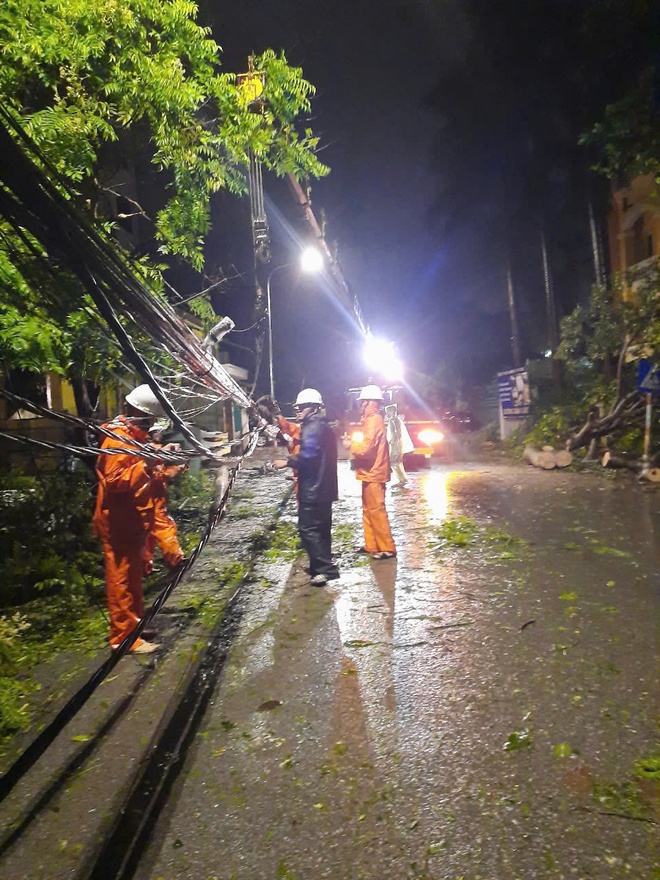 Căng mình xuyên đêm khắc phục sự cố điện cho Thủ đô- Ảnh 4. Căng mình xuyên đêm khắc phục sự cố điện cho Thủ đô- Ảnh 4.
