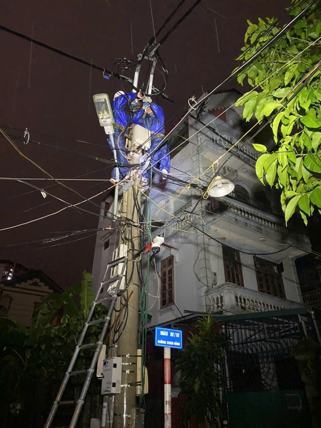 Căng mình xuyên đêm khắc phục sự cố điện cho Thủ đô- Ảnh 3. Căng mình xuyên đêm khắc phục sự cố điện cho Thủ đô- Ảnh 3.