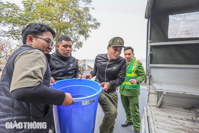 Công an dùng xe chuyên dụng giúp người dân thả cá chép sớm tiễn ông Công, ông Táo- Ảnh 8.