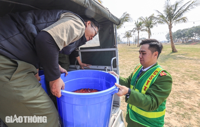 Công an dùng xe chuyên dụng giúp người dân thả cá chép sớm tiễn ông Công, ông Táo- Ảnh 9.