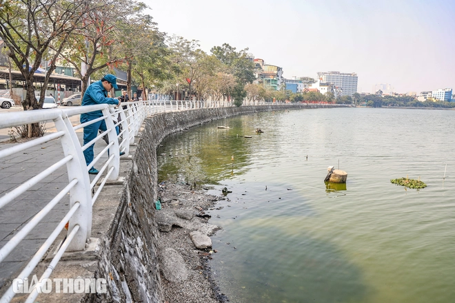 Công an dùng xe chuyên dụng giúp người dân thả cá chép sớm tiễn ông Công, ông Táo- Ảnh 2.