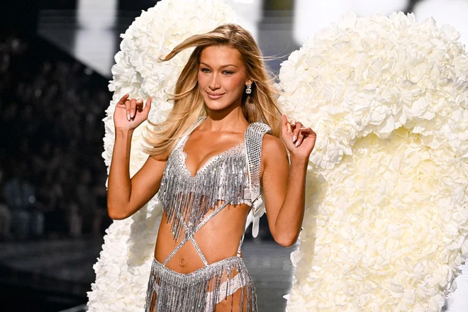 Siêu mẫu Bella Hadid trở lại sàn diễn nội y sau khi chiến đấu với bệnh Lyme- Ảnh 4. Siêu mẫu Bella Hadid trở lại sàn diễn nội y sau khi chiến đấu với bệnh Lyme- Ảnh 4.