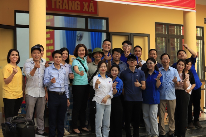 Bão lũ cuốn trôi nhà cửa, không cuốn được tình người- Ảnh 22.