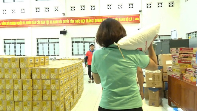 Bão lũ cuốn trôi nhà cửa, không cuốn được tình người- Ảnh 21.