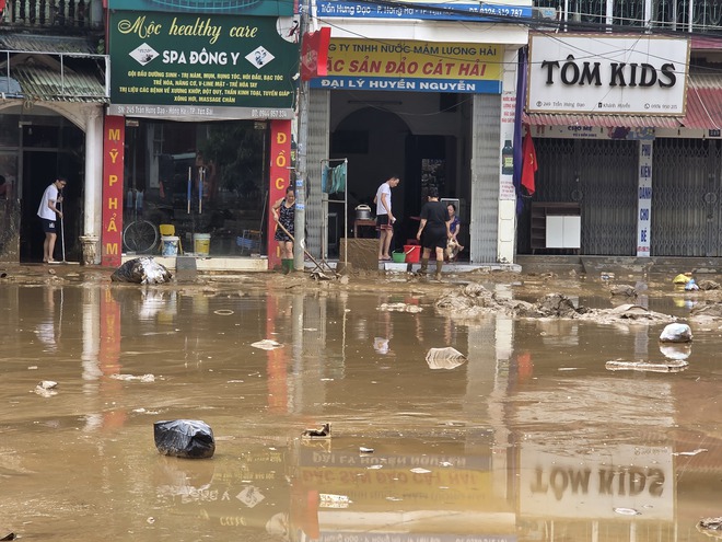 Toàn cảnh khu dân cư cùng hàng nghìn hộ dân ở Lào Cai bị chia cắt, giao thông tê liệt- Ảnh 17. Toàn cảnh khu dân cư cùng hàng nghìn hộ dân ở Lào Cai bị chia cắt, giao thông tê liệt- Ảnh 17.
