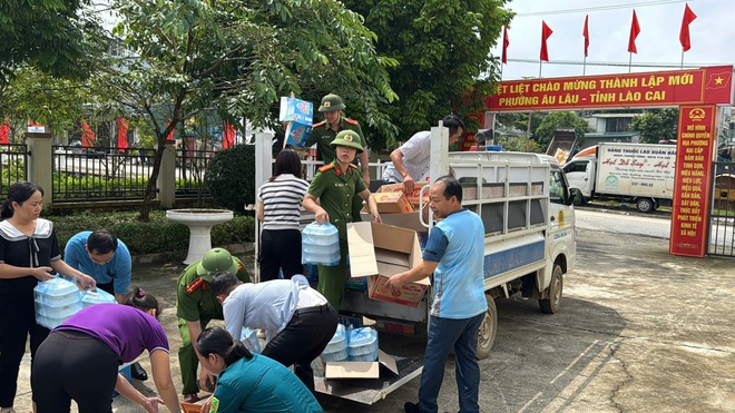 Toàn cảnh khu dân cư cùng hàng nghìn hộ dân ở Lào Cai bị chia cắt, giao thông tê liệt- Ảnh 16. Toàn cảnh khu dân cư cùng hàng nghìn hộ dân ở Lào Cai bị chia cắt, giao thông tê liệt- Ảnh 16.