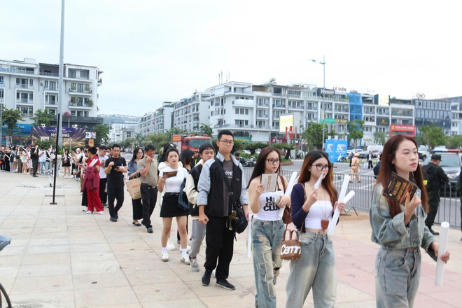 Đại tiệc âm nhạc Hạ Long 2025 rực rỡ và đầy cảm xúc- Ảnh 8. Đại tiệc âm nhạc Hạ Long 2025 rực rỡ và đầy cảm xúc- Ảnh 8.