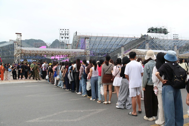 Đại tiệc âm nhạc Hạ Long 2025 rực rỡ và đầy cảm xúc- Ảnh 7. Đại tiệc âm nhạc Hạ Long 2025 rực rỡ và đầy cảm xúc- Ảnh 7.