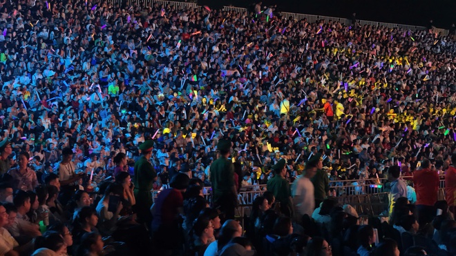 Đại tiệc âm nhạc Hạ Long 2025 rực rỡ và đầy cảm xúc- Ảnh 3. Đại tiệc âm nhạc Hạ Long 2025 rực rỡ và đầy cảm xúc- Ảnh 3.