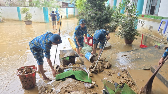 Bộ đội dọn bùn, tiêu độc cho bệnh viện sau lũ lịch sử tại Đà Nẵng- Ảnh 2. Bộ đội dọn bùn, tiêu độc cho bệnh viện sau lũ lịch sử tại Đà Nẵng- Ảnh 2.