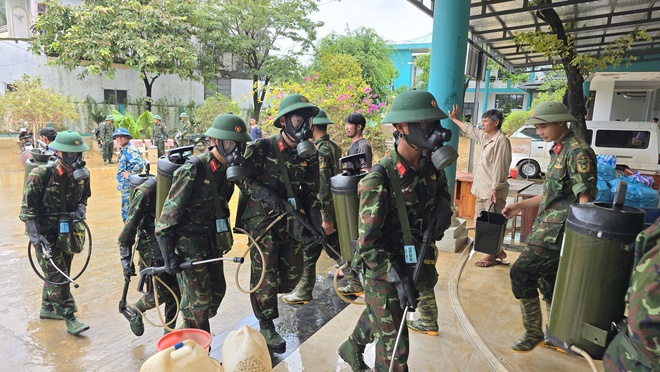 Bộ đội dọn bùn, tiêu độc cho bệnh viện sau lũ lịch sử tại Đà Nẵng- Ảnh 9. Bộ đội dọn bùn, tiêu độc cho bệnh viện sau lũ lịch sử tại Đà Nẵng- Ảnh 9.