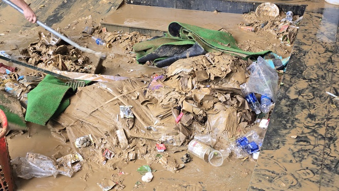 Bộ đội dọn bùn, tiêu độc cho bệnh viện sau lũ lịch sử tại Đà Nẵng- Ảnh 3. Bộ đội dọn bùn, tiêu độc cho bệnh viện sau lũ lịch sử tại Đà Nẵng- Ảnh 3.