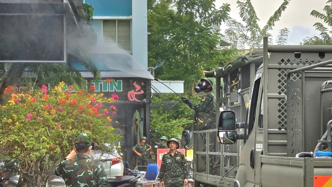 Bộ đội dọn bùn, tiêu độc cho bệnh viện sau lũ lịch sử tại Đà Nẵng- Ảnh 8. Bộ đội dọn bùn, tiêu độc cho bệnh viện sau lũ lịch sử tại Đà Nẵng- Ảnh 8.