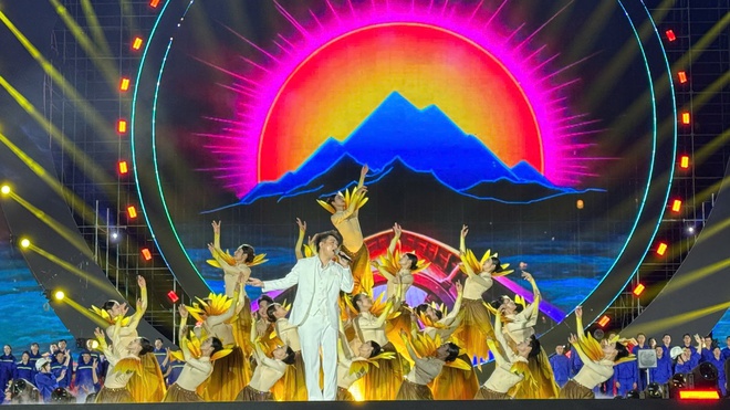 "Đất mỏ anh hùng" – Đêm nghệ thuật tri ân thợ mỏ, rực sáng Quảng Ninh- Ảnh 13.