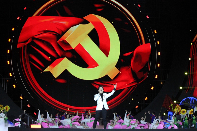 "Đất mỏ anh hùng" – Đêm nghệ thuật tri ân thợ mỏ, rực sáng Quảng Ninh- Ảnh 3.