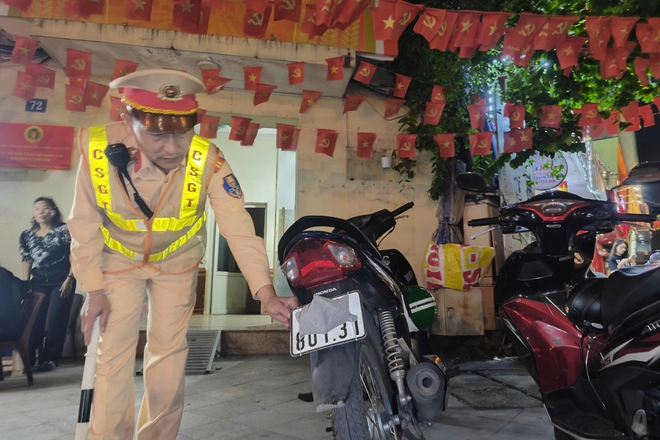Hà Nội: CSGT ghi hình, xuyên đêm xử lý cả trăm tài xế xe máy lướt điện thoại, che biển số- Ảnh 2. Hà Nội: CSGT ghi hình, xuyên đêm xử lý cả trăm tài xế xe máy lướt điện thoại, che biển số- Ảnh 2.