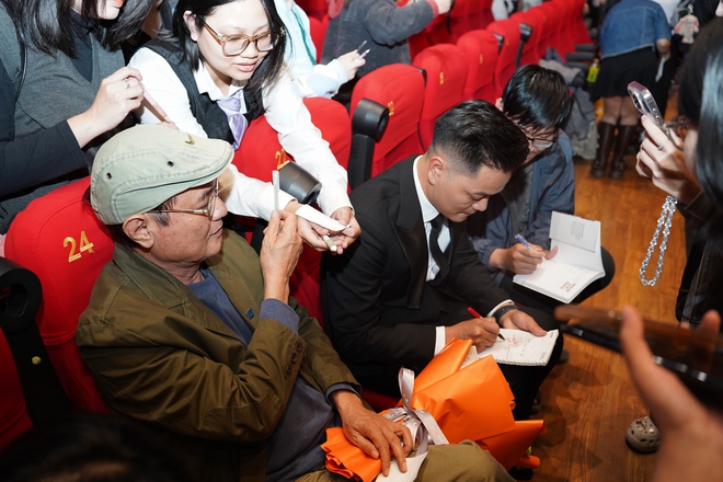 Ê kíp “Mùi cỏ cháy” giao lưu cùng khán giả tại Tuần phim chào mừng Liên hoan Phim Việt Nam- Ảnh 5. Ê kíp “Mùi cỏ cháy” giao lưu cùng khán giả tại Tuần phim chào mừng Liên hoan Phim Việt Nam- Ảnh 5.