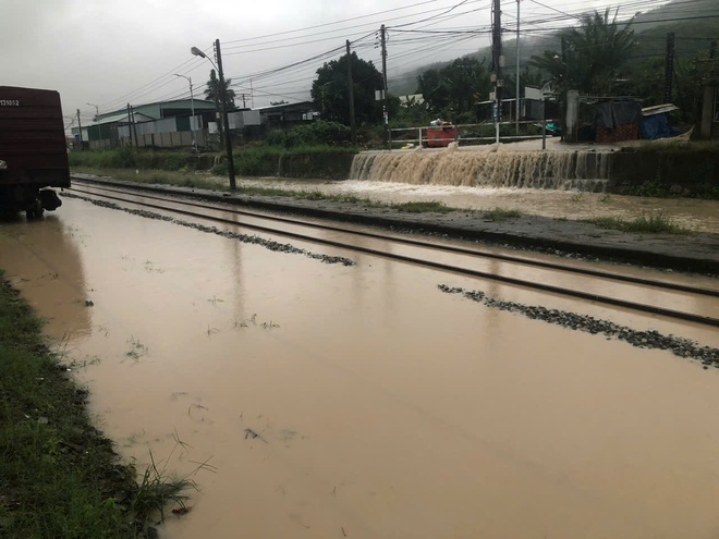 Ảnh hưởng mưa lũ khu vực Nam Trung Bộ, đường sắt dừng chạy nhiều tàu- Ảnh 2.