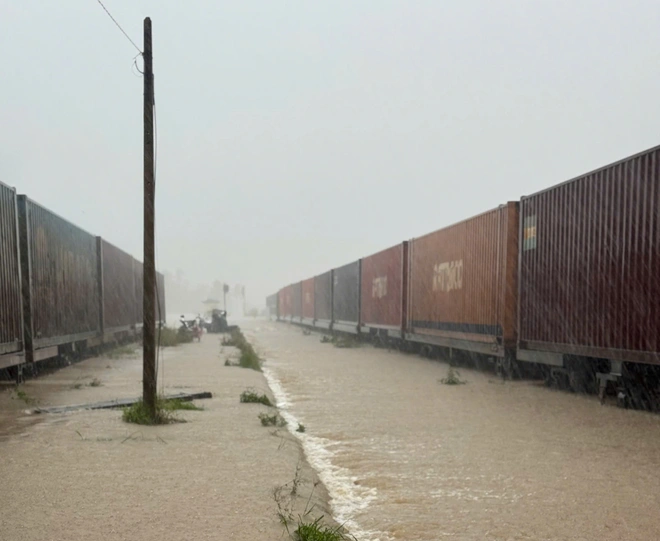 Ảnh hưởng mưa lũ khu vực Nam Trung Bộ, đường sắt dừng chạy nhiều tàu- Ảnh 3.