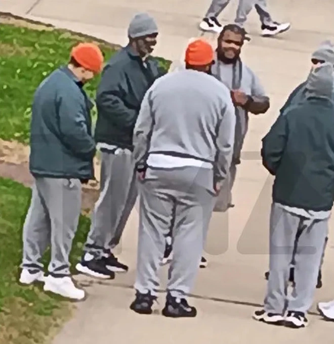 "Trùm nhạc rap" Diddy gầy rộc, râu bạc trắng khi ở trong tù- Ảnh 2. "Trùm nhạc rap" Diddy gầy rộc, râu bạc trắng khi ở trong tù- Ảnh 2.