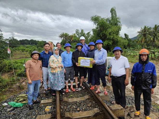 Đường sắt Trung Bộ hư hại nặng: nhiều đoạn mất nền, ray bị treo sau mưa lũ- Ảnh 2.