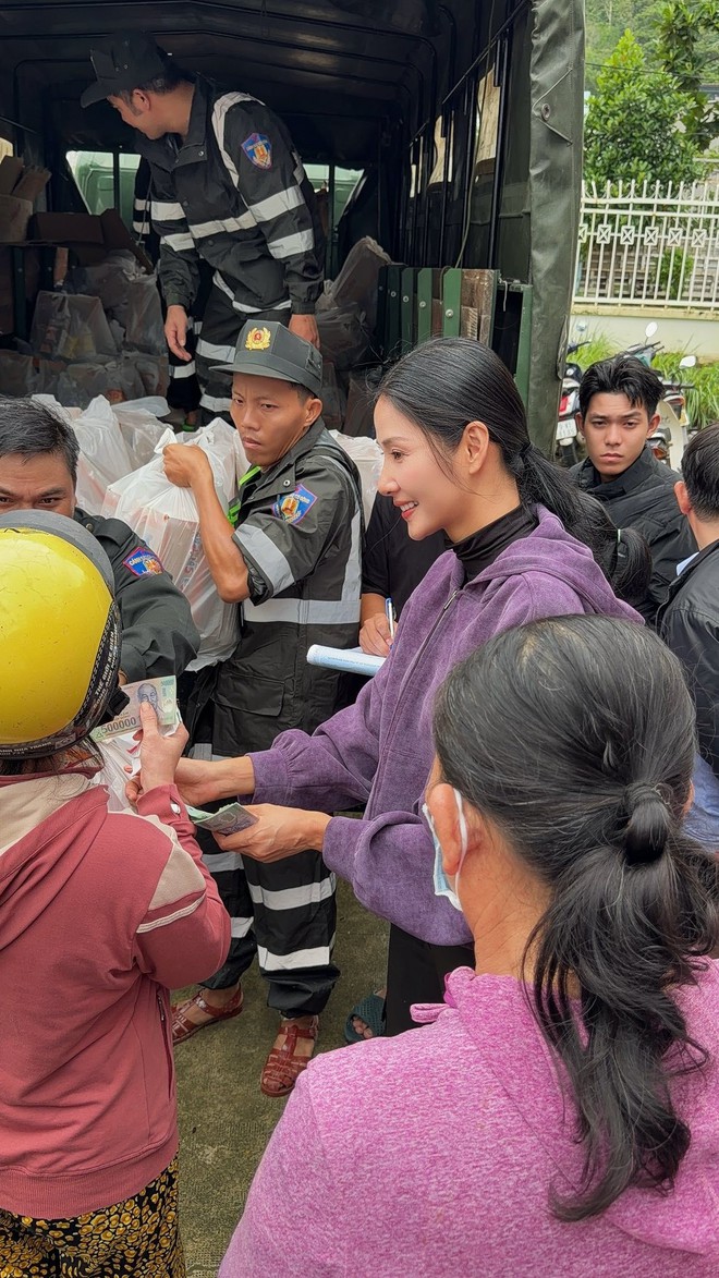 Lý Hải thực hiện chuyến xe 0 đồng, Hoàng Thùy lên đường cứu trợ vùng lũ- Ảnh 2.