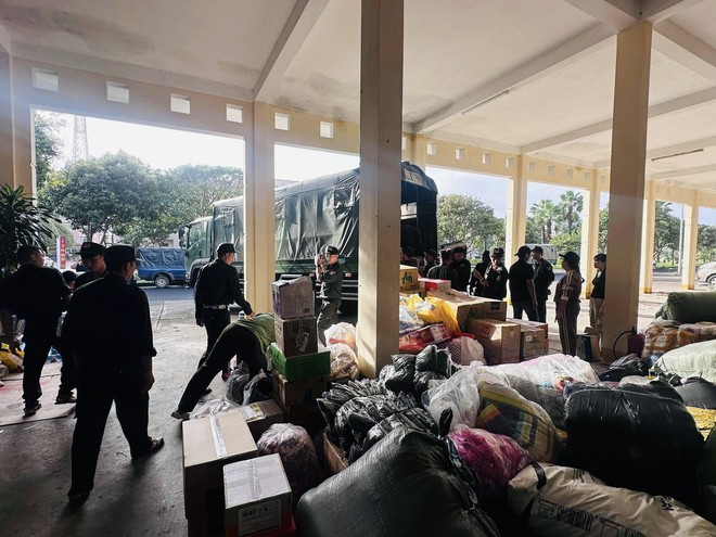 Lý Hải thực hiện chuyến xe 0 đồng, Hoàng Thùy lên đường cứu trợ vùng lũ- Ảnh 5.