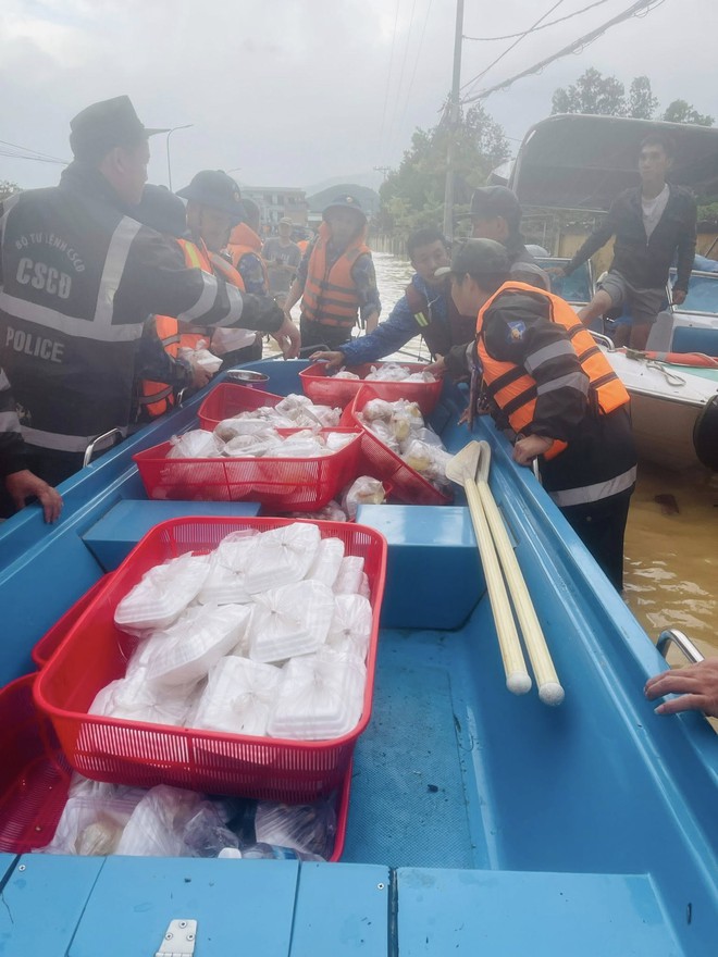 Lý Hải thực hiện chuyến xe 0 đồng, Hoàng Thùy lên đường cứu trợ vùng lũ- Ảnh 1.