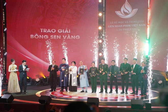 "Mưa đỏ" nhận cơn mưa giải thưởng tại Liên hoan Phim Việt Nam lần thứ 24- Ảnh 2.