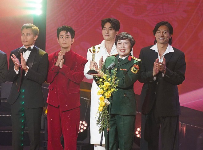 "Mưa đỏ" nhận cơn mưa giải thưởng tại Liên hoan Phim Việt Nam lần thứ 24- Ảnh 3.