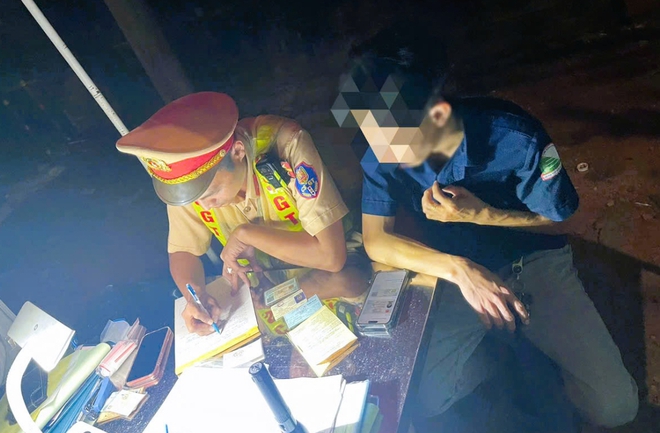 Xử l&yacute; 2 t&agrave;i xế xe cứu thương kh&ocirc;ng chở bệnh nh&acirc;n vẫn bật c&ograve;i, đ&egrave;n ưu ti&ecirc;n tr&ecirc;n quốc lộ 20- Ảnh 2.