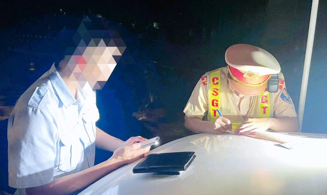 Xử l&yacute; 2 t&agrave;i xế xe cứu thương kh&ocirc;ng chở bệnh nh&acirc;n vẫn bật c&ograve;i, đ&egrave;n ưu ti&ecirc;n tr&ecirc;n quốc lộ 20- Ảnh 1.