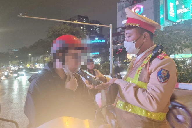 Hơn 1.500 tài xế "ma men" bị tạm giữ xe trong đêm Noel- Ảnh 2. Hơn 1.500 tài xế "ma men" bị tạm giữ xe trong đêm Noel- Ảnh 2.