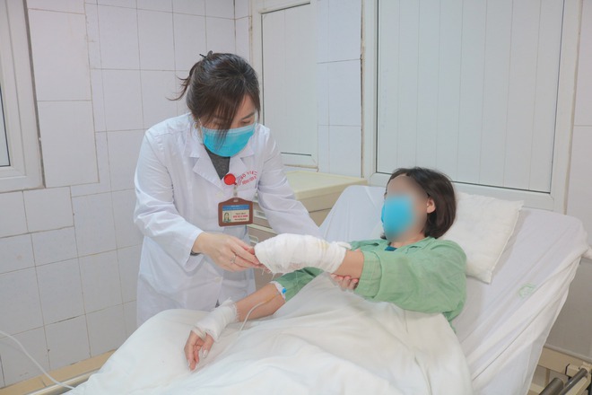 Một phụ nữ bỏng tay nặng do h&oacute;a chất th&ocirc;ng bồn cầu ph&aacute;t nổ- Ảnh 2.