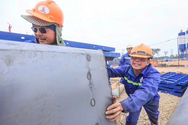 Nh&agrave; thầu tập trung nguồn lực đua tiến độ l&agrave;m cầu V&acirc;n Ph&uacute;c vượt s&ocirc;ng Hồng từ những ng&agrave;y đầu- Ảnh 10.