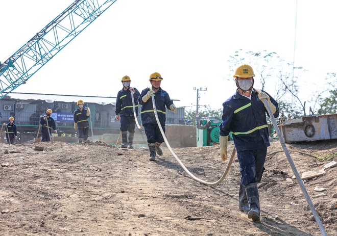 Trung Chính dồn lực bứt tốc trên đại công trường cầu Tứ Liên- Ảnh 6. Trung Chính dồn lực bứt tốc trên đại công trường cầu Tứ Liên- Ảnh 6.