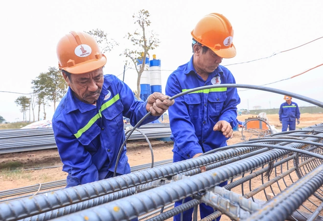 Nh&agrave; thầu tập trung nguồn lực đua tiến độ l&agrave;m cầu V&acirc;n Ph&uacute;c vượt s&ocirc;ng Hồng từ những ng&agrave;y đầu- Ảnh 4.