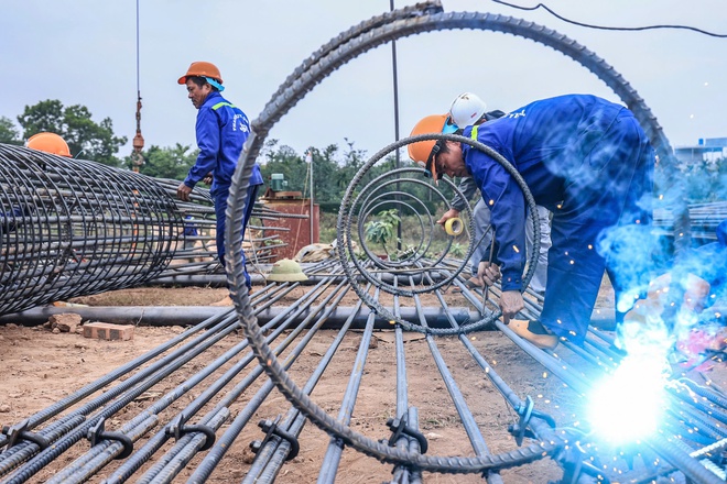 Nh&agrave; thầu tập trung nguồn lực đua tiến độ l&agrave;m cầu V&acirc;n Ph&uacute;c vượt s&ocirc;ng Hồng từ những ng&agrave;y đầu- Ảnh 7.