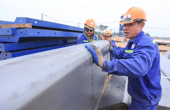 Nh&agrave; thầu tập trung nguồn lực đua tiến độ l&agrave;m cầu V&acirc;n Ph&uacute;c vượt s&ocirc;ng Hồng từ những ng&agrave;y đầu- Ảnh 11.