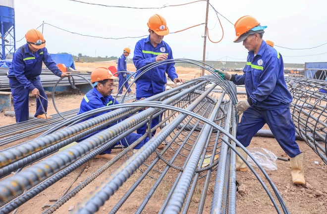 Nh&agrave; thầu tập trung nguồn lực đua tiến độ l&agrave;m cầu V&acirc;n Ph&uacute;c vượt s&ocirc;ng Hồng từ những ng&agrave;y đầu- Ảnh 5.