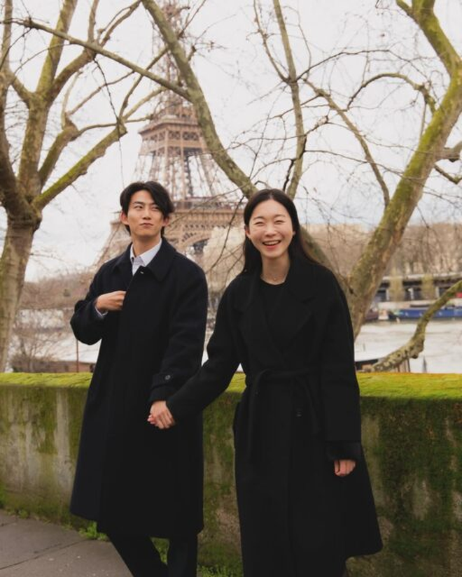 Nam idol Ok Taecyeon (2PM) lộ ảnh cầu hôn bạn gái ở Paris- Ảnh 1.