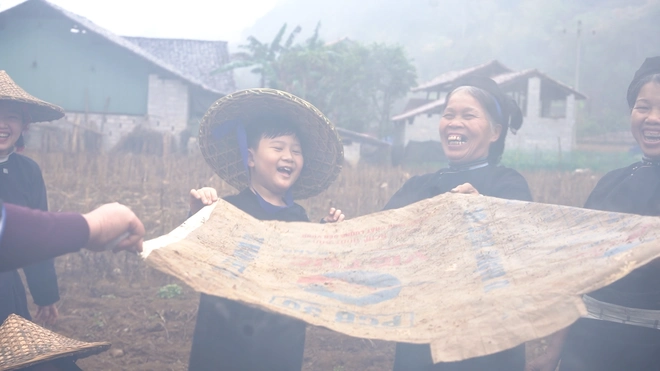 Đỗ Hoàng Hiệp song ca cùng "fan cứng" trong MV mới - Ảnh 7.