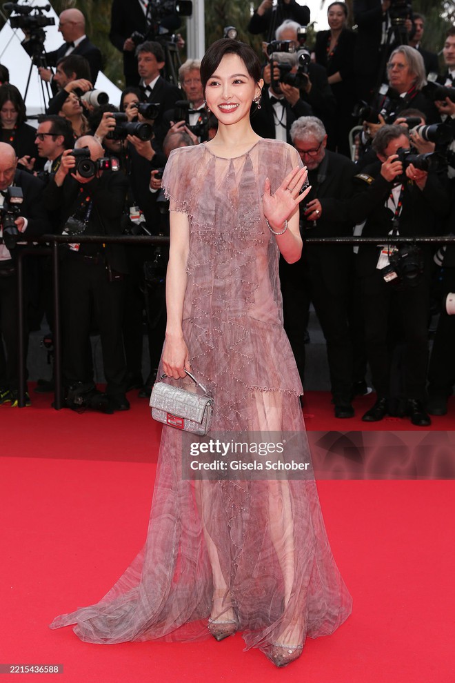 Nữ diễn viên Emma Stone bị ong tấn công trên thảm đỏ Liên hoan phim Cannes 2025- Ảnh 13. Nữ diễn viên Emma Stone bị ong tấn công trên thảm đỏ Liên hoan phim Cannes 2025- Ảnh 13.