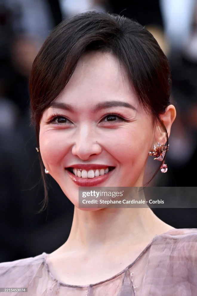 Nữ diễn viên Emma Stone bị ong tấn công trên thảm đỏ Liên hoan phim Cannes 2025- Ảnh 14. Nữ diễn viên Emma Stone bị ong tấn công trên thảm đỏ Liên hoan phim Cannes 2025- Ảnh 14.