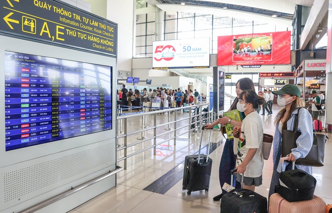 Sân bay Nội Bài nườm nượp khách ngày cuối nghỉ lễ 30/4- Ảnh 6. Sân w88 apk Nội Bài nườm nượp khách ngày cuối nghỉ lễ 30/4- Ảnh 6.