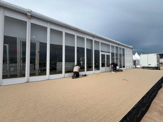 Khán giả "xí chỗ" xem sự kiện thảm đỏ trước ngày khai mạc LHP Cannes 2025- Ảnh 3. Khán giả "xí chỗ" xem sự kiện thảm đỏ trước ngày khai mạc LHP Cannes 2025- Ảnh 3.