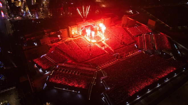 Khán giả “quẩy” nhiệt tình dưới cơn mưa nhân tạo tại concert Anh trai vượt ngàn chông gai- Ảnh 4. Khán giả “quẩy” nhiệt tình dưới cơn mưa nhân tạo tại concert Anh trai vượt ngàn chông gai- Ảnh 4.