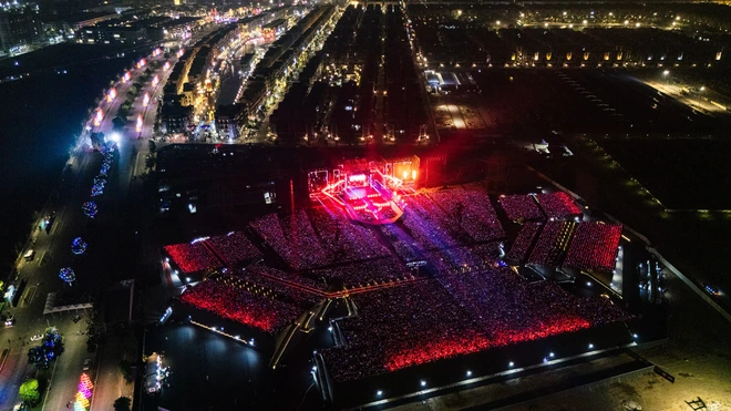 Khán giả “quẩy” nhiệt tình dưới cơn mưa nhân tạo tại concert Anh trai vượt ngàn chông gai- Ảnh 3. Khán giả “quẩy” nhiệt tình dưới cơn mưa nhân tạo tại concert Anh trai vượt ngàn chông gai- Ảnh 3.