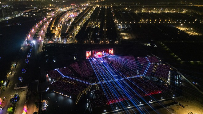 Khán giả “quẩy” nhiệt tình dưới cơn mưa nhân tạo tại concert Anh trai vượt ngàn chông gai- Ảnh 2. Khán giả “quẩy” nhiệt tình dưới cơn mưa nhân tạo tại concert Anh trai vượt ngàn chông gai- Ảnh 2.