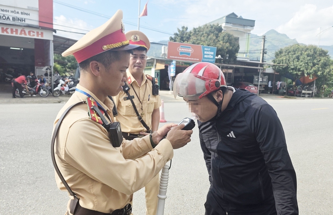 CSGT Yên Bái xử lý hơn 1.000 trường hợp vi phạm giao thông qua camera giám sát- Ảnh 3. CSGT Yên Bái xử lý hơn 1.000 trường hợp vi phạm giao thông qua camera giám sát- Ảnh 3.